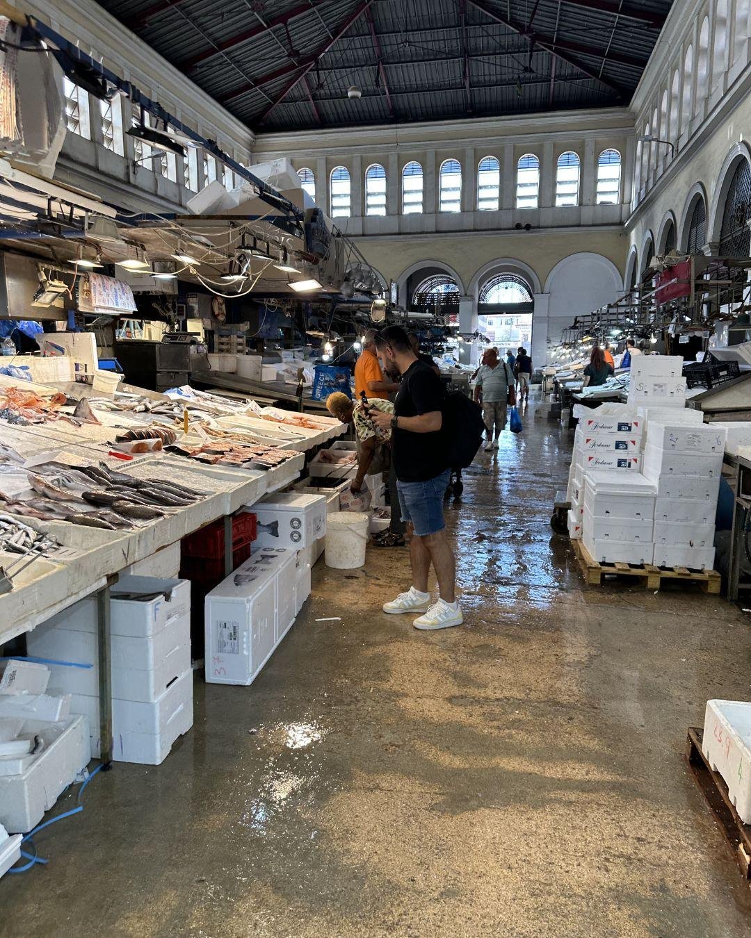 Atina Gezilecek Yerler Listesi: Haritalı ve Detaylı Anlatım Varvakios Gıda Pazarı: Atina'nın Gastronomi ve Lezzet Merkezi