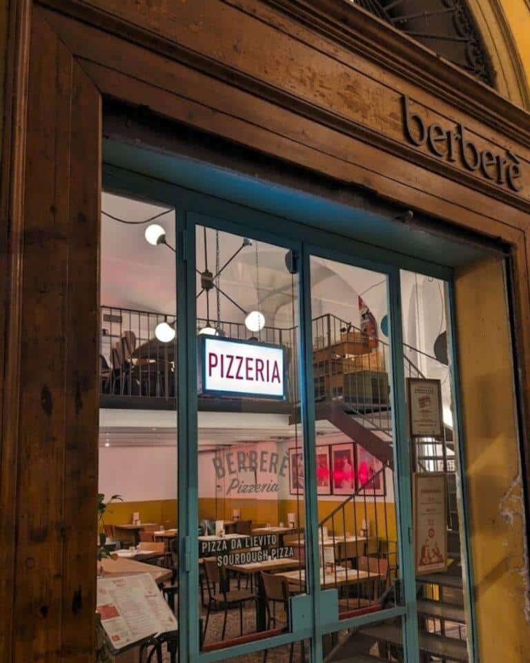 Berberè Pizzeria'da dilimlenmiş olarak servis edilen, burrata peynirli ve ekşi mayalı yeni nesil artisan pizza