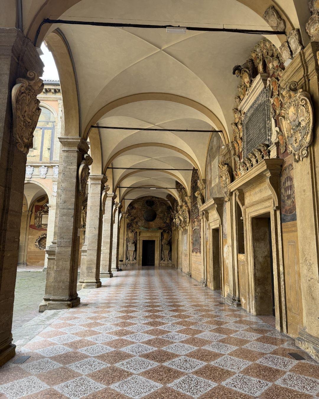 Bolonya (Bologna) Gezilecek Yerler Listesi: Haritalı ve Detaylı Anlatım Archiginnasio ve Teatro Anatomico Bologna: Dünyanın İlk Üniversitesinde Ölüm Dersleri