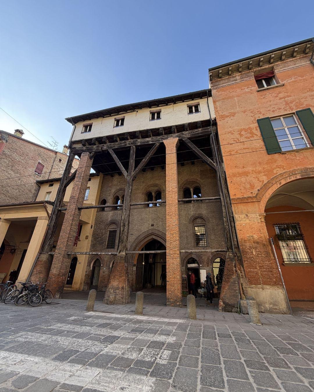 Bolonya (Bologna) Gezilecek Yerler Listesi: Haritalı ve Detaylı Anlatım Casa Isolani ve Strada Maggiore Bologna: 13. Yüzyıl Ahşap Kemerleri ve Tavandaki 3 Ok Efsanesi