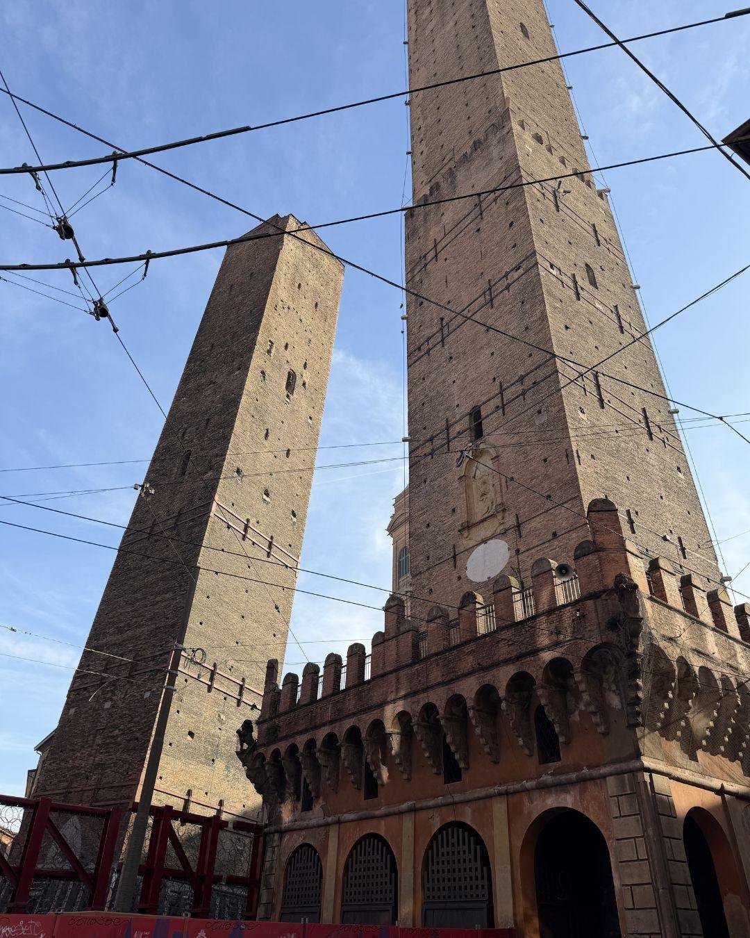 Bolonya (Bologna) Gezilecek Yerler Listesi: Haritalı ve Detaylı Anlatım Le Due Torri (Asinelli ve Garisenda Kuleleri): Şehrin Eğik Simgeleri