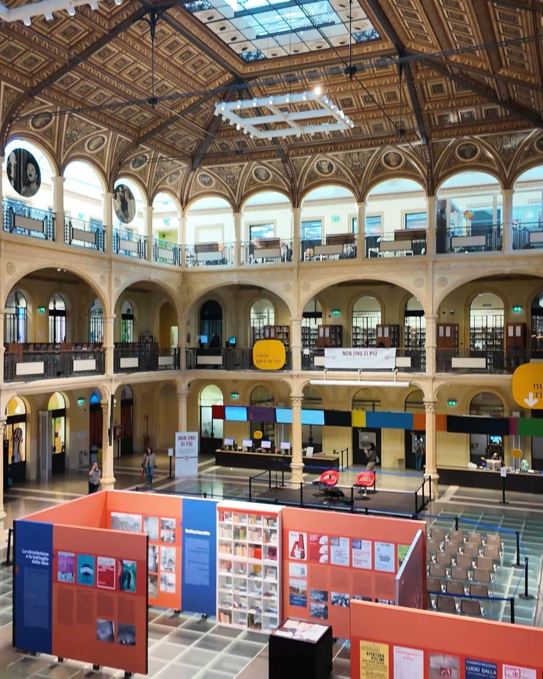 Bolonya (Bologna) Gezilecek Yerler Listesi: Haritalı ve Detaylı Anlatım Biblioteca Salaborsa Bologna: Roma Kalıntılarının Üstünde Kütüphane — Şehrin En İyi Ücretsiz Sırrı