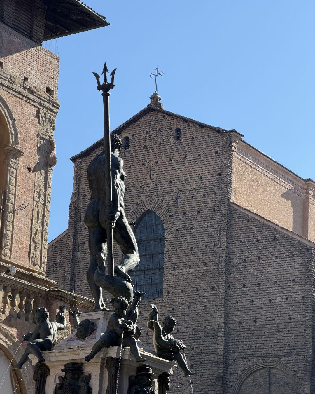Bolonya (Bologna) Gezilecek Yerler Listesi: Haritalı ve Detaylı Anlatım Piazza Maggiore & Fontana di Nettuno: Bologna'nın Kalbi, Maserati Sırrı ve Gizli Fotoğraf Noktaları