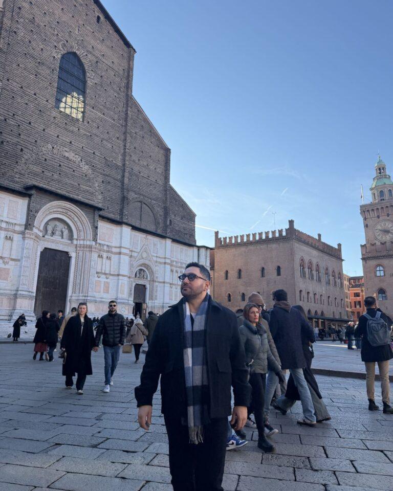 Piazza Maggiore meydanındaki görkemli San Petronio Bazilikası dış cephesi