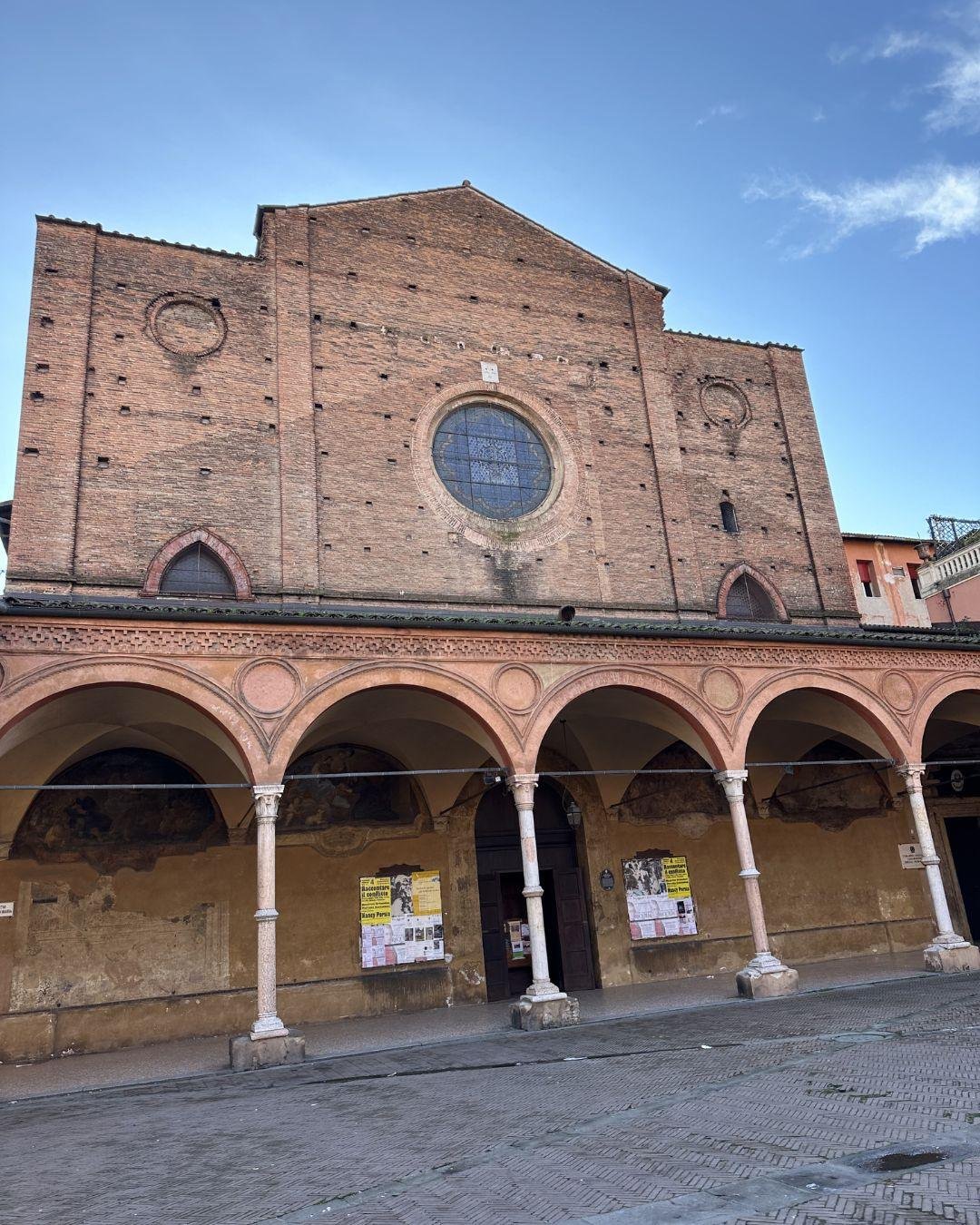 Bolonya (Bologna) Gezilecek Yerler Listesi: Haritalı ve Detaylı Anlatım Santa Maria dei Servi Bazilika Bologna: İnce Mermer Sütunlar, Cimabue Eseri ve Gizli Portiko