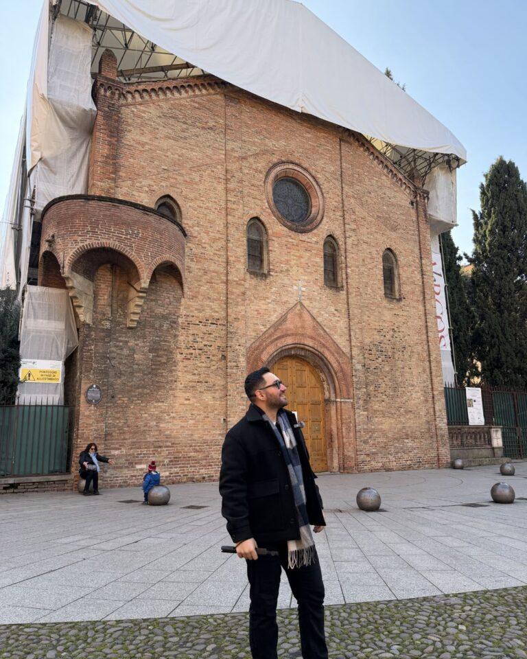 Üçgen planlı tarihi Piazza Santo Stefano meydanı ve Yedi Kiliseler kompleksi