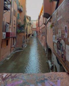 Bologna Küçük Venedik olarak bilinen Via Piella gizli kanal penceresi manzarası
