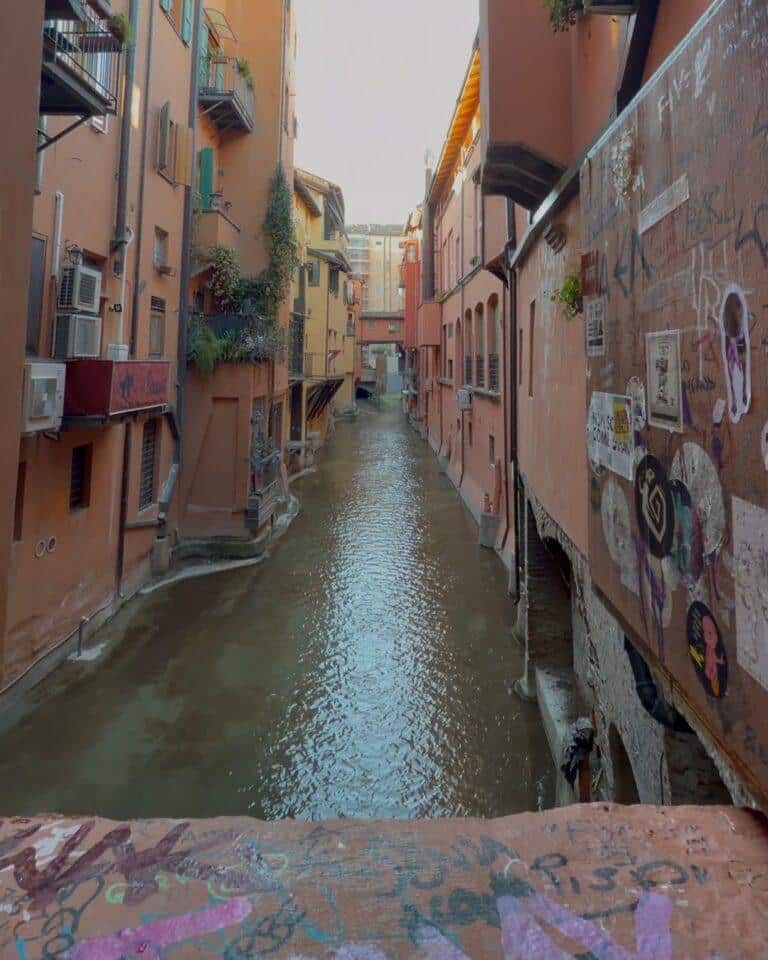 Bologna Küçük Venedik olarak bilinen Via Piella gizli kanal penceresi manzarası