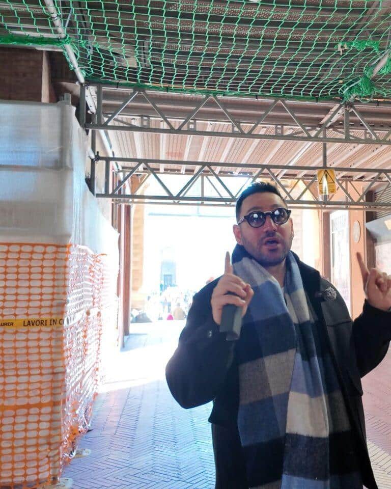 Piazza Maggiore altındaki gizemli akustik Voltone del Podestà fısıltı kemeri