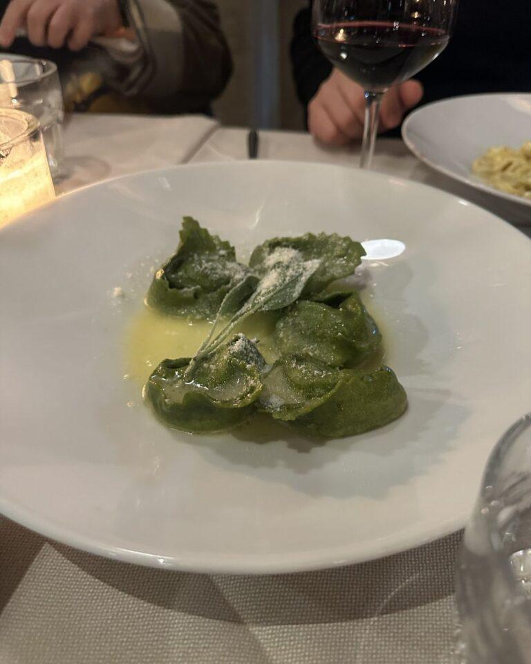 Buca San Petronio restoranının tarihi atmosferinde parmesan kremasıyla sunulan ünlü Tortellini Fondü yemeği