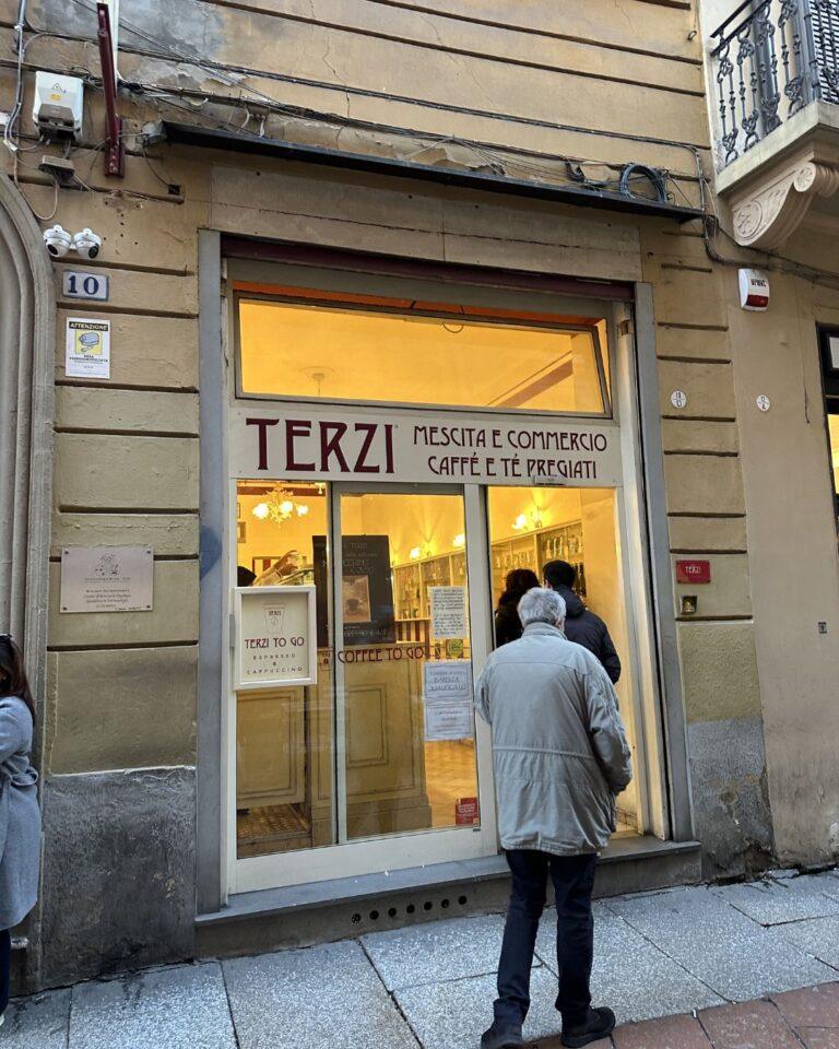 Caffè Terzi'de zarif bir fincanda sunulan yoğun çikolatalı geleneksel Cremino kahvesi ve taze İtalyan kruvasanı