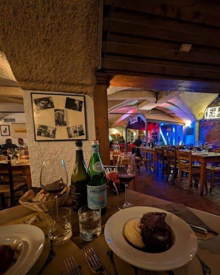 Cantina Bentivoglio'nun tarihi mahzeninde canlı caz müziği performansı eşliğinde kırmızı şarap ve peynir tabağı