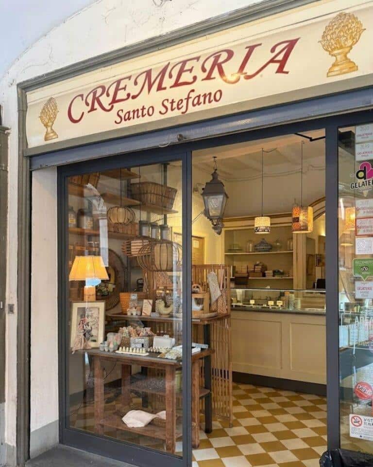 Cremeria Santo Stefano'da doğal meyve renkleriyle hazırlanan butik ve külahlı İtalyan dondurması (Gelato)