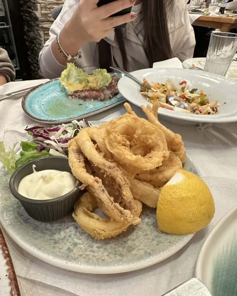 Dedeağaç Salgamis Bakery kafenin tezgâhı ve oturma alanı