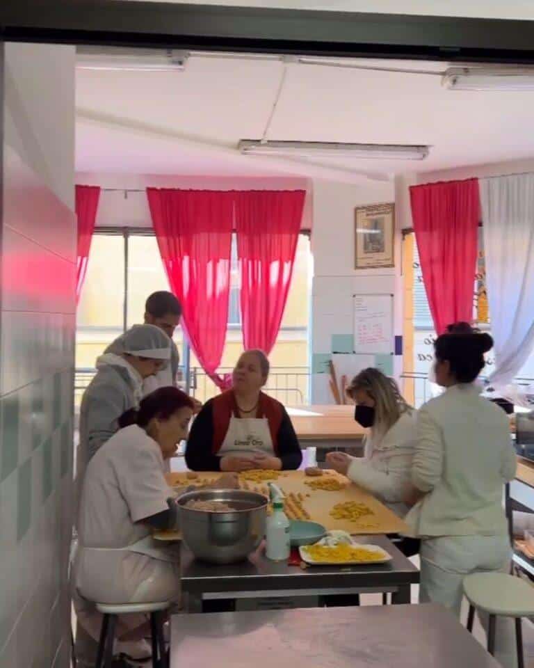 La Prosciutteria'nın rustik ortamında tüm masayı kaplayan devasa peynir, meyve ve domuz pastırması şarküteri tahtası