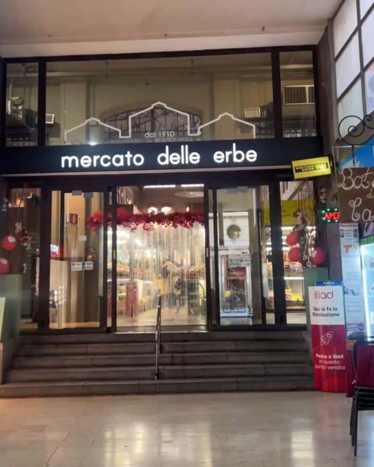 Akşamları canlı bir yeme-içme alanına dönüşen Mercato delle Erbe pazarında tapas tarzı atıştırmalıklar ve şarap