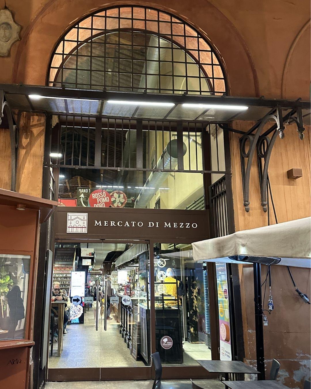 Bolonya (Bologna) Lezzet Durakları: Yeme İçme Rehberi ve En İyi Restoranlar Mercato di Mezzo Bologna: Kızarmış Tortellini ve Food Hall Deneyimi