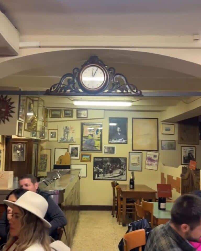 Dünyanın en eski barlarından Osteria del Sole'de, dışarıdan getirilen şarküteri paketleri eşliğinde içilen lokal Lambrusco şarabı
