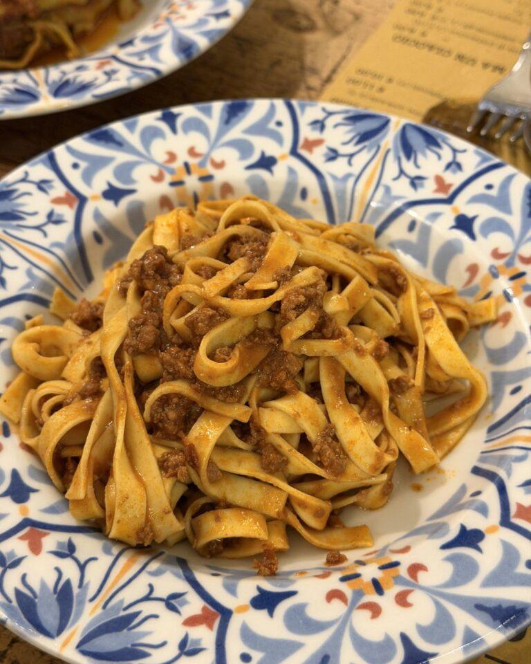 Osteria dell'Orsa restoranında servis edilen geleneksel Bolonez soslu Tagliatelle al Ragù tabağı, Bologna