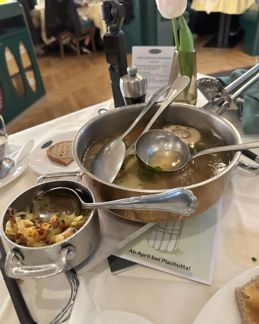 Plachutta restoranında Tafelspitz masa servisi, et suyu, garnitürler ve Viyana usulü sunum