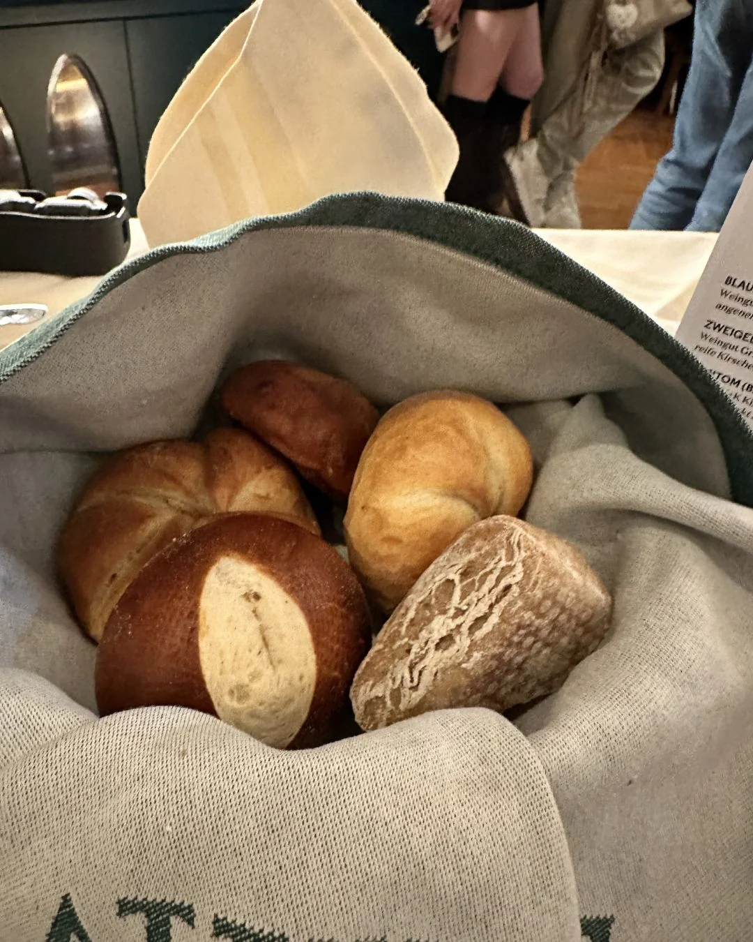 Viyana Plachutta restoranında sunulan çeşitli ekmeklerden oluşan ekmek sepeti