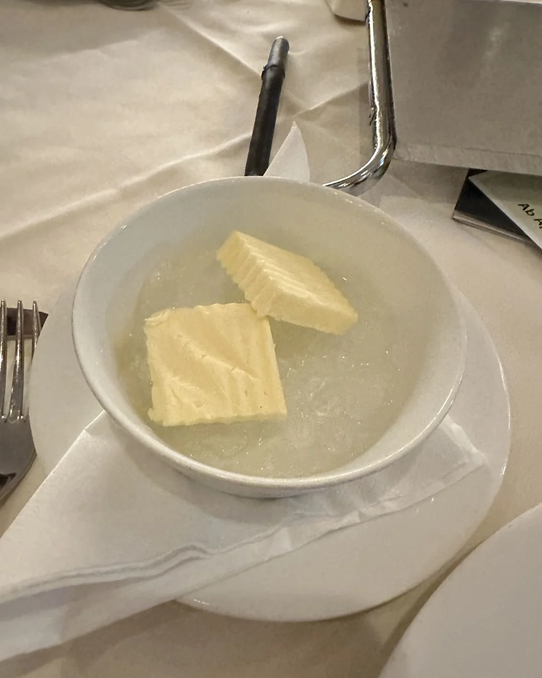 Plachutta restoranında ekmek yanında sunulan taze tereyağı servisi