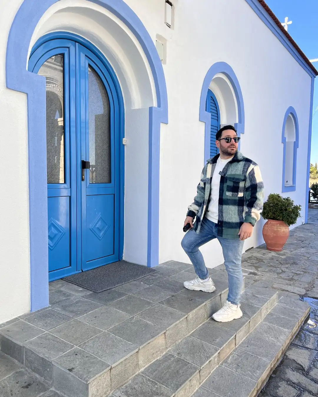 Port Lagos Yunanistan’da mavi kapılı beyaz Ortodoks kilisesi girişi