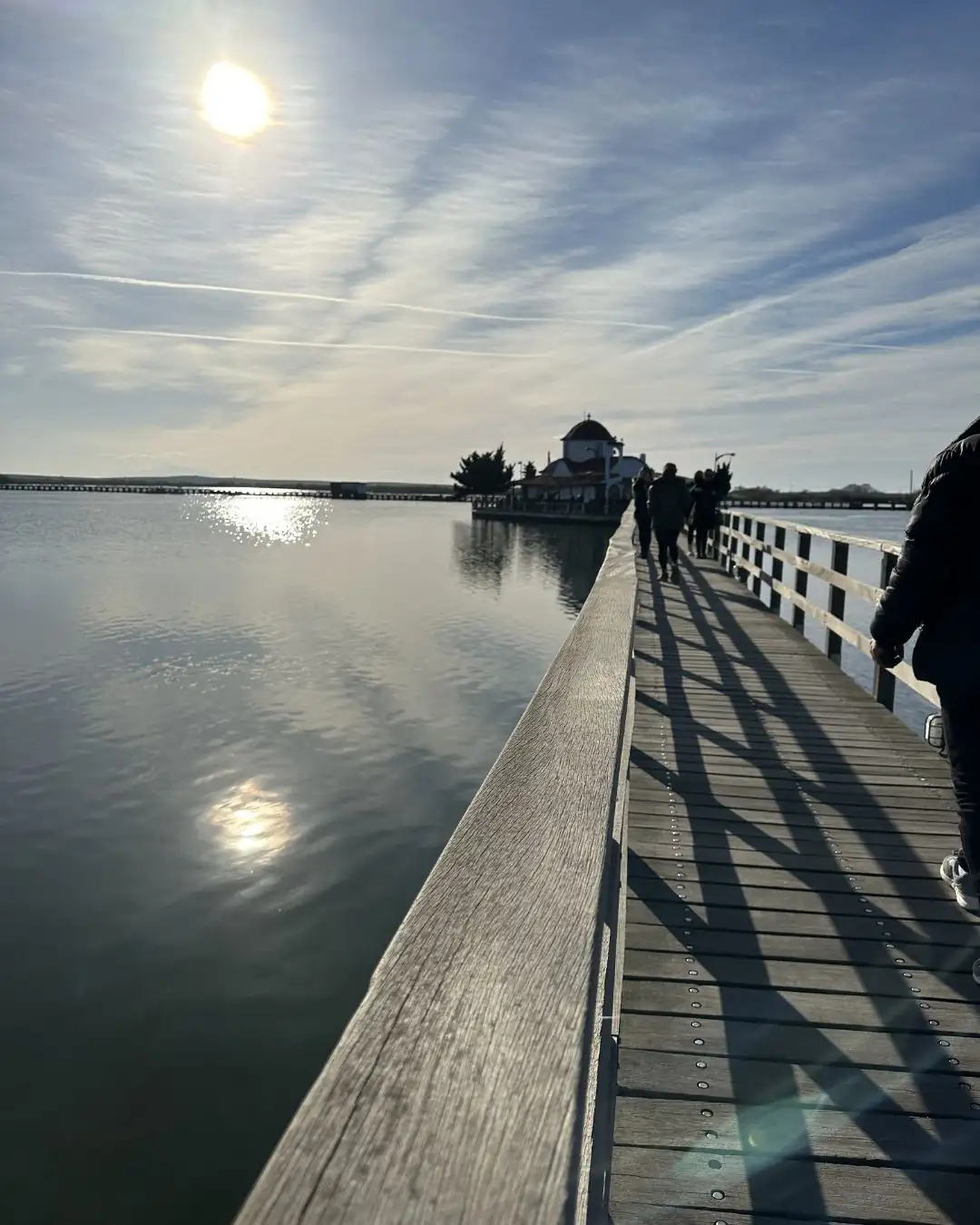 Port Lagos gölü üzerinde kiliseye giden ahşap yürüyüş yolu