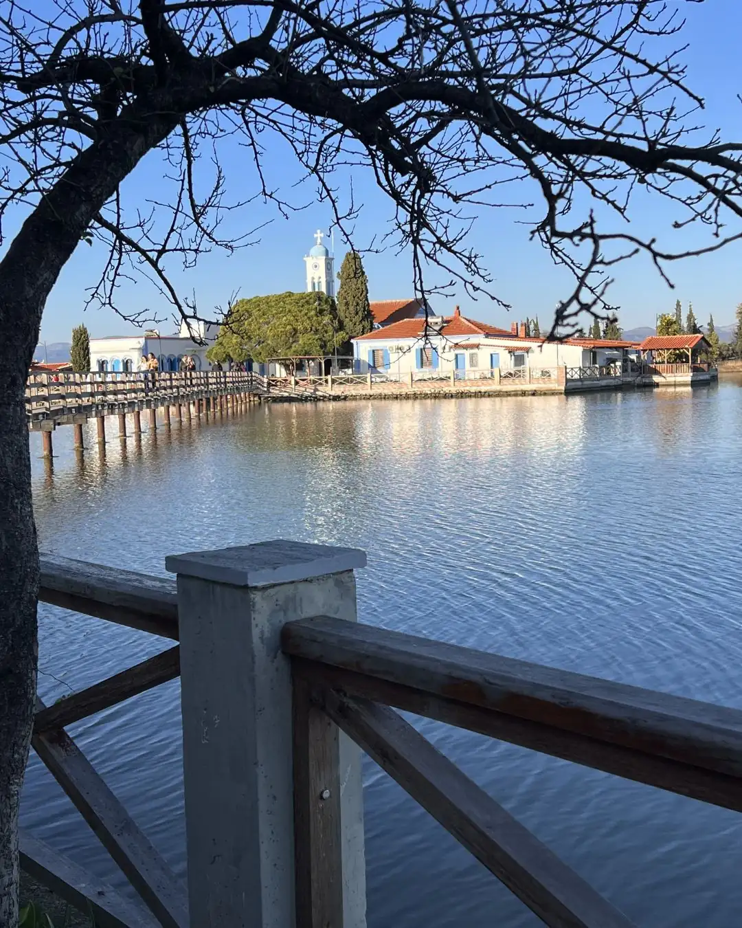 Port Lagos’ta göl üzerindeki küçük kilise adacığı ve ahşap köprü