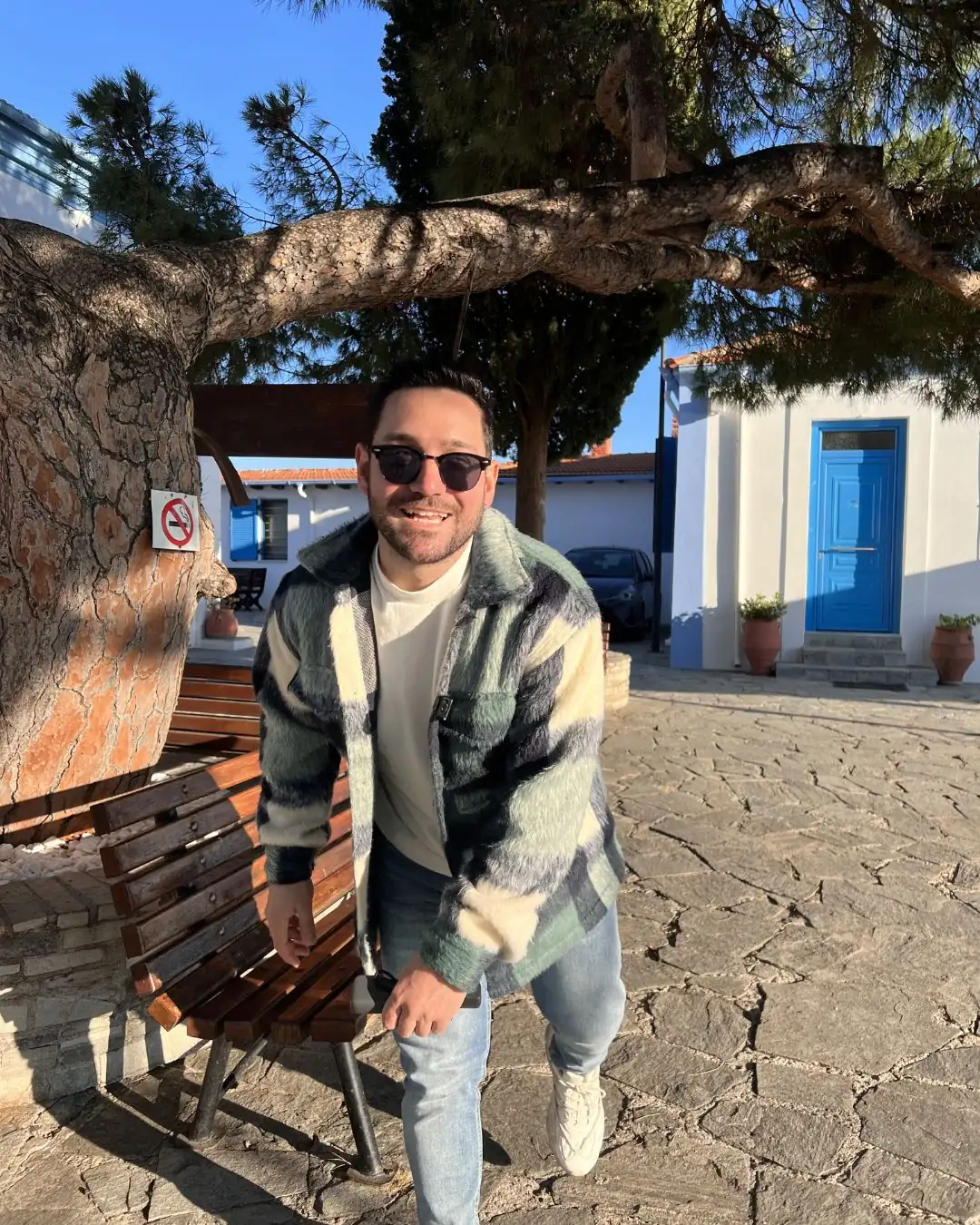 Port Lagos köy meydanında mavi kapılı beyaz evler ve taş sokaklar