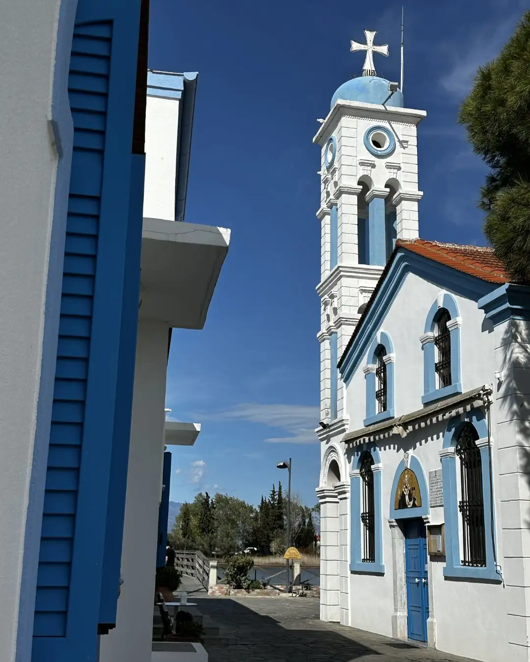 Port Lagos’ta mavi beyaz Ortodoks kilisesi ve çan kulesi