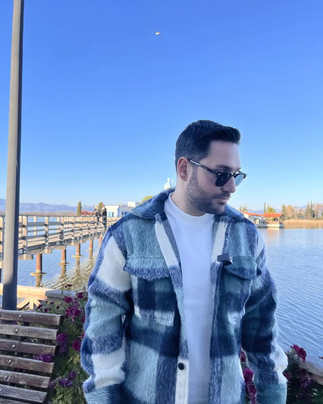 Port Lagos Yunanistan’da mavi kapılı beyaz Ortodoks kilisesi girişi