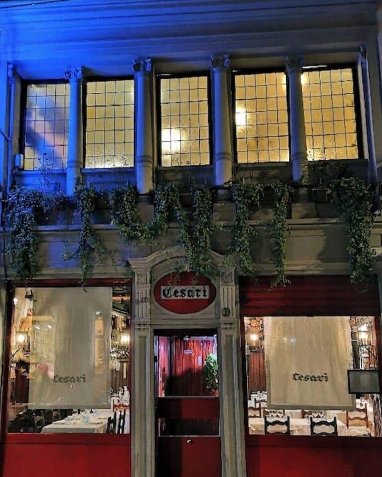 Ristorante Da Cesari'de üzeri prosciutto ve erimiş peynirle kaplı meşhur dana şnitzel Cotoletta Petroniana