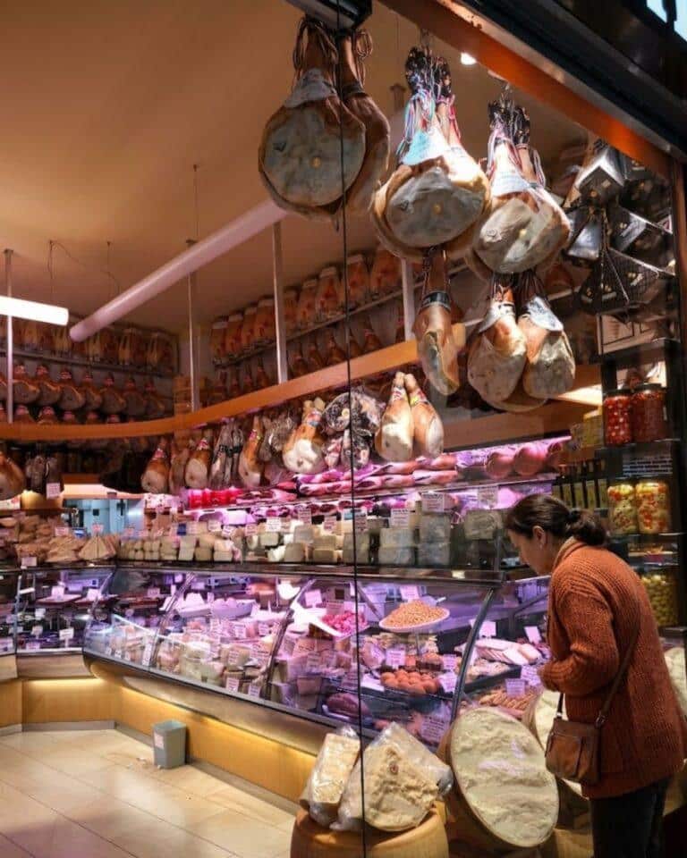 Salumeria Simoni'nin tarihi dükkanında hazırlanan, yöresel Parmigiano peyniri ve soğuk etlerden oluşan zengin şarküteri tahtası
