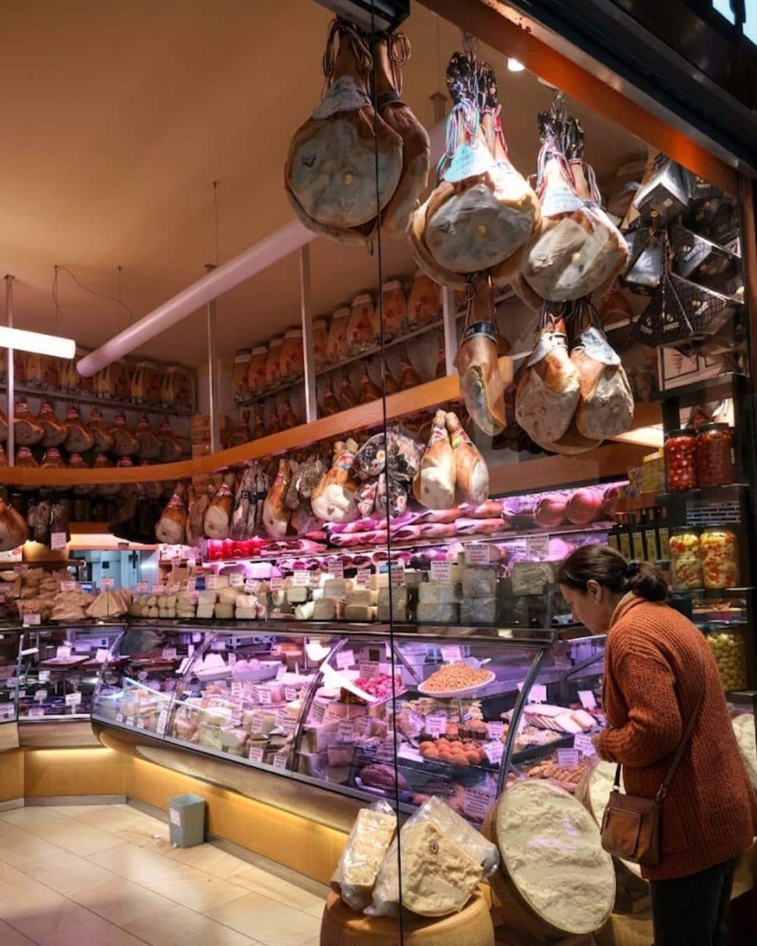 Bolonya (Bologna) Lezzet Durakları: Yeme İçme Rehberi ve En İyi Restoranlar Salumeria Simoni Bologna: Parmigiano Reggiano ve Şarküteri - Quadrilatero'nun Taç Mücevheri