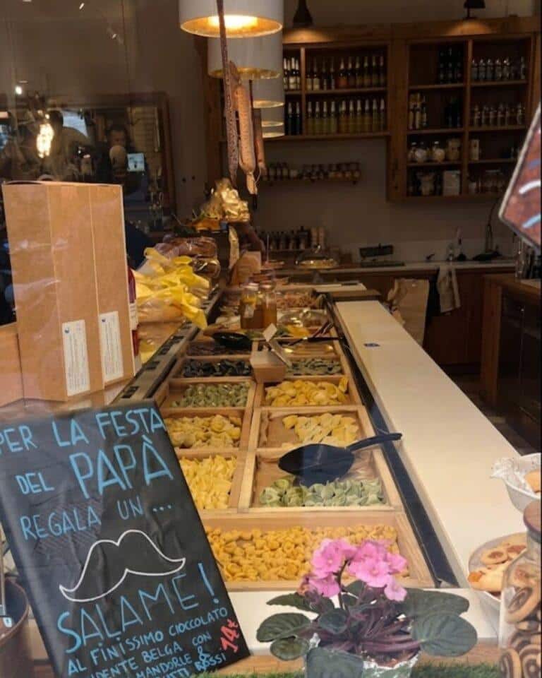 Sfoglia Rina'da taze makarna açan ustalar ve et suyu içinde servis edilen geleneksel Tortellini in Brodo