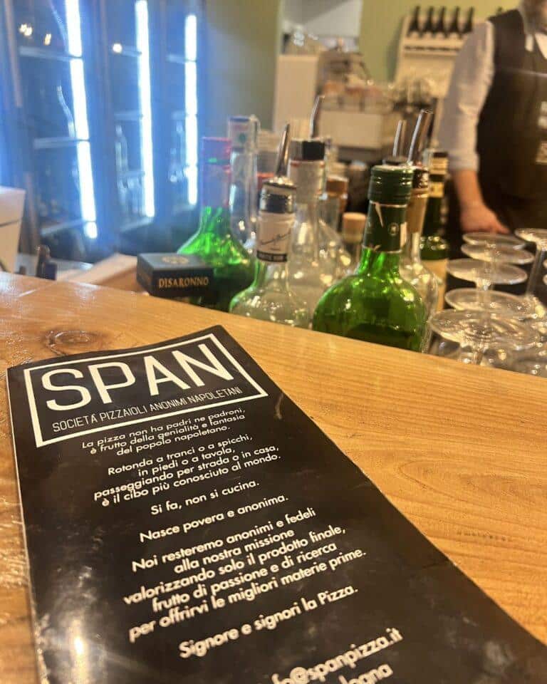 SPAN Pizzeria'da pofuduk kenarlı, sarı domates ve taze manda mozzarellalı modern Napoli tarzı pizza