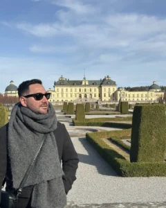Stockholm Drottningholm Sarayı bahçeleri ve tarihi saray manzarası