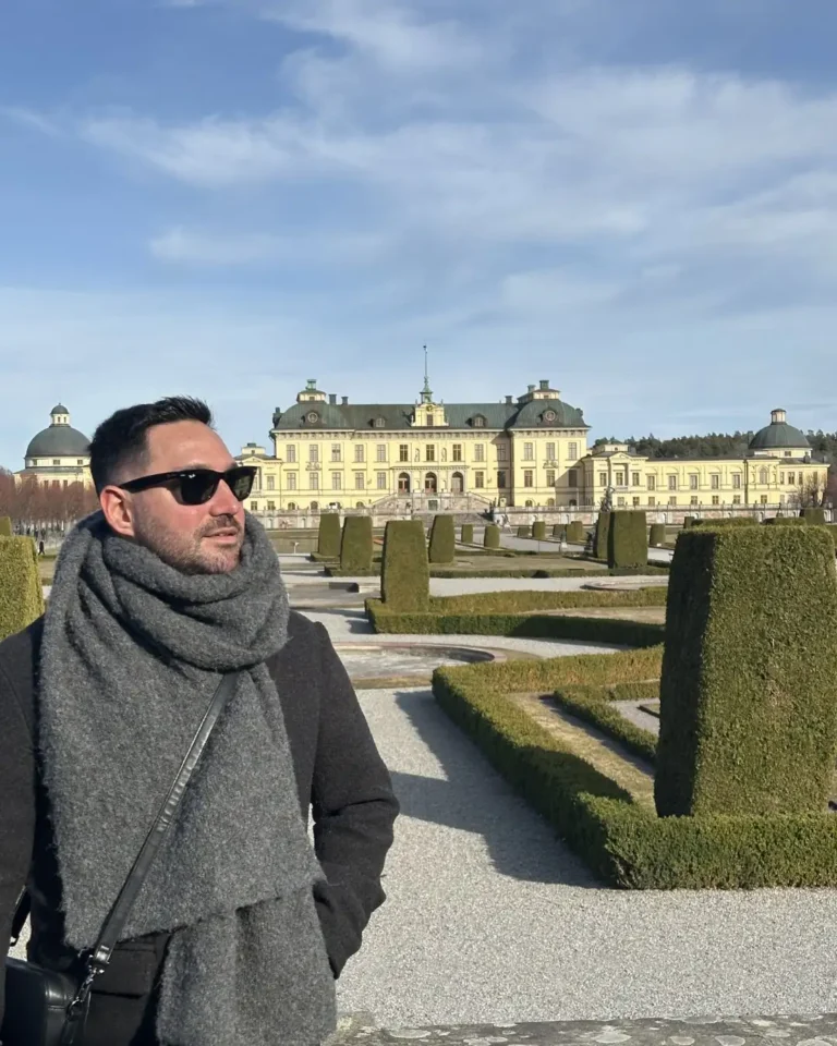 Stockholm Drottningholm Sarayı bahçeleri ve tarihi saray manzarası