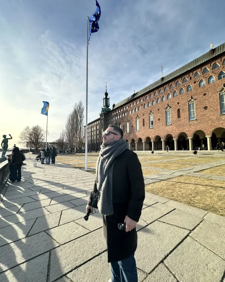 Stockholm Stadshuset belediye binası ve kule silueti