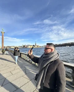 Stockholm Strandvägen sahil yürüyüş yolu ve şehir manzarası