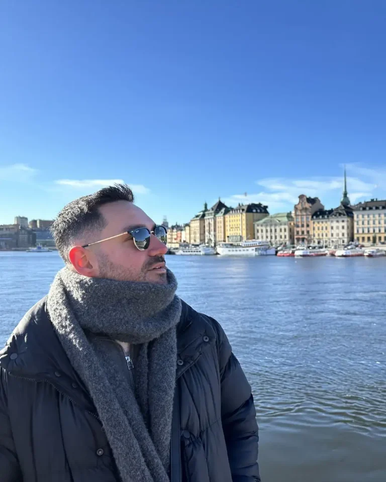 Stockholm su kenarında şehir manzarası ve tarihi binalar