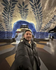 Stockholm T-Centralen metro istasyonunun ünlü mavi sanatlı duvarları