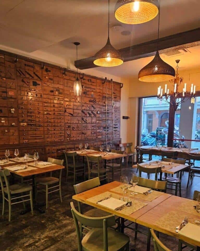 Trattoria da Me'nin fırından yeni çıkmış, ıspanak hamuru ve ragù ile hazırlanan geleneksel yeşil Bolonya lazanyası