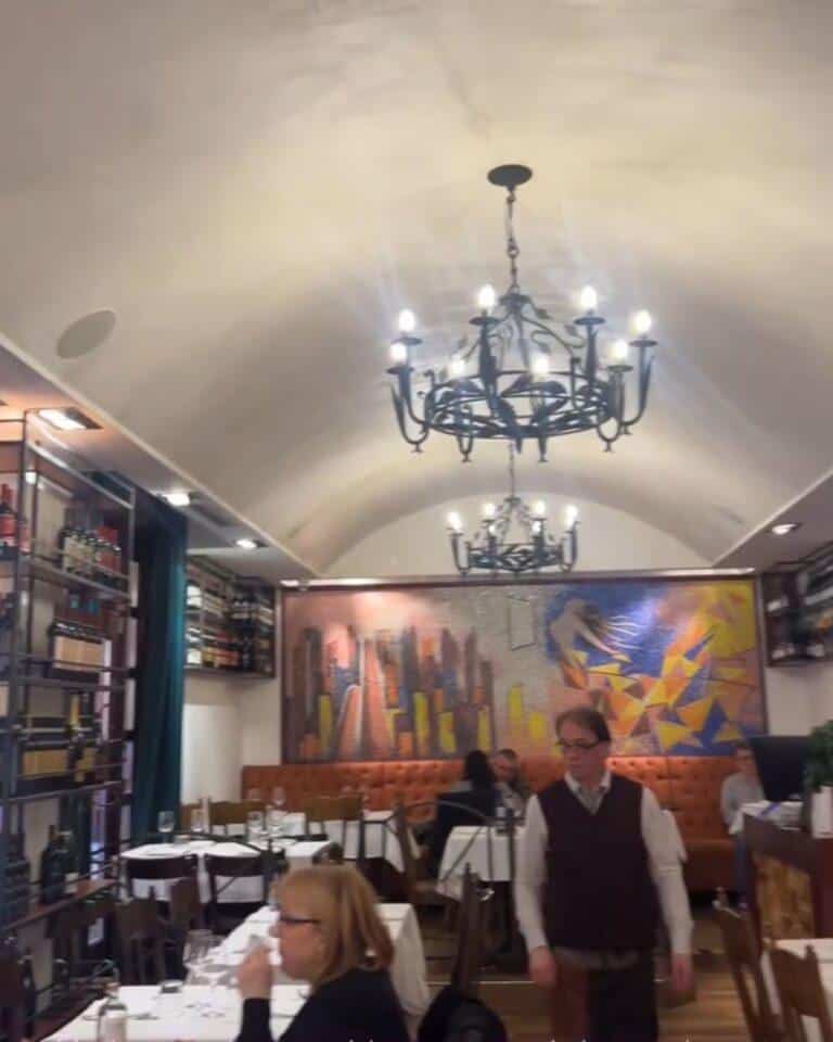 Trattoria La Finestrella'nın samimi ortamında romantik bir akşam yemeği menüsü ve Bolonya'nın geleneksel lezzetleri