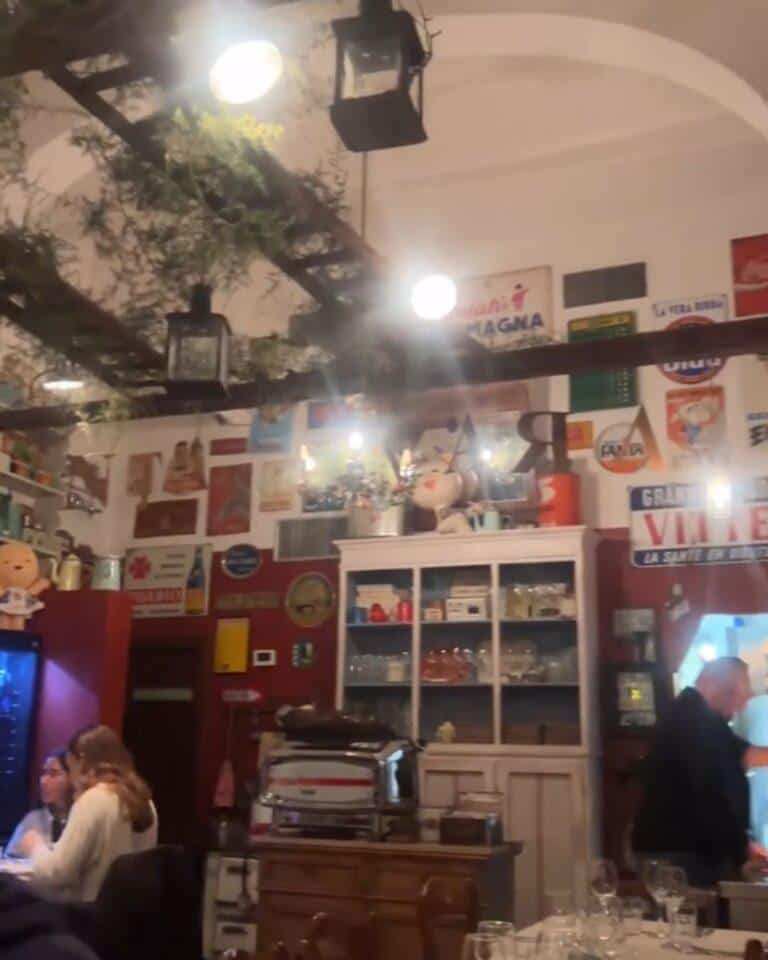 Trattoria La Montanara'nın pötikareli masalarında servis edilen sosisli yöresel Gramigna makarnası