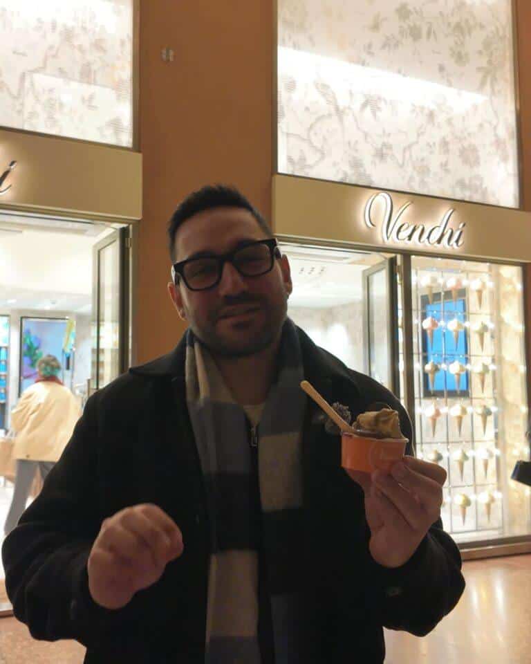 Venchi Gelato'da içi eritilmiş çikolata dolu külahta servis edilen fıstıklı ve çikolatalı İtalyan dondurması
