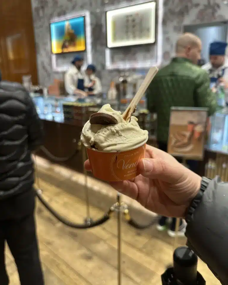 Roma Venchi dondurmacısında fıstıklı gelato ve çikolata parçası ile servis edilen İtalyan gelatosu