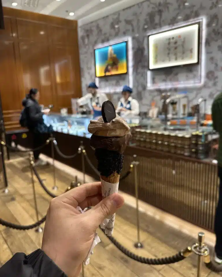 Roma Venchi dondurmacısında fıstıklı gelato ve çikolata parçası ile servis edilen İtalyan gelatosu
