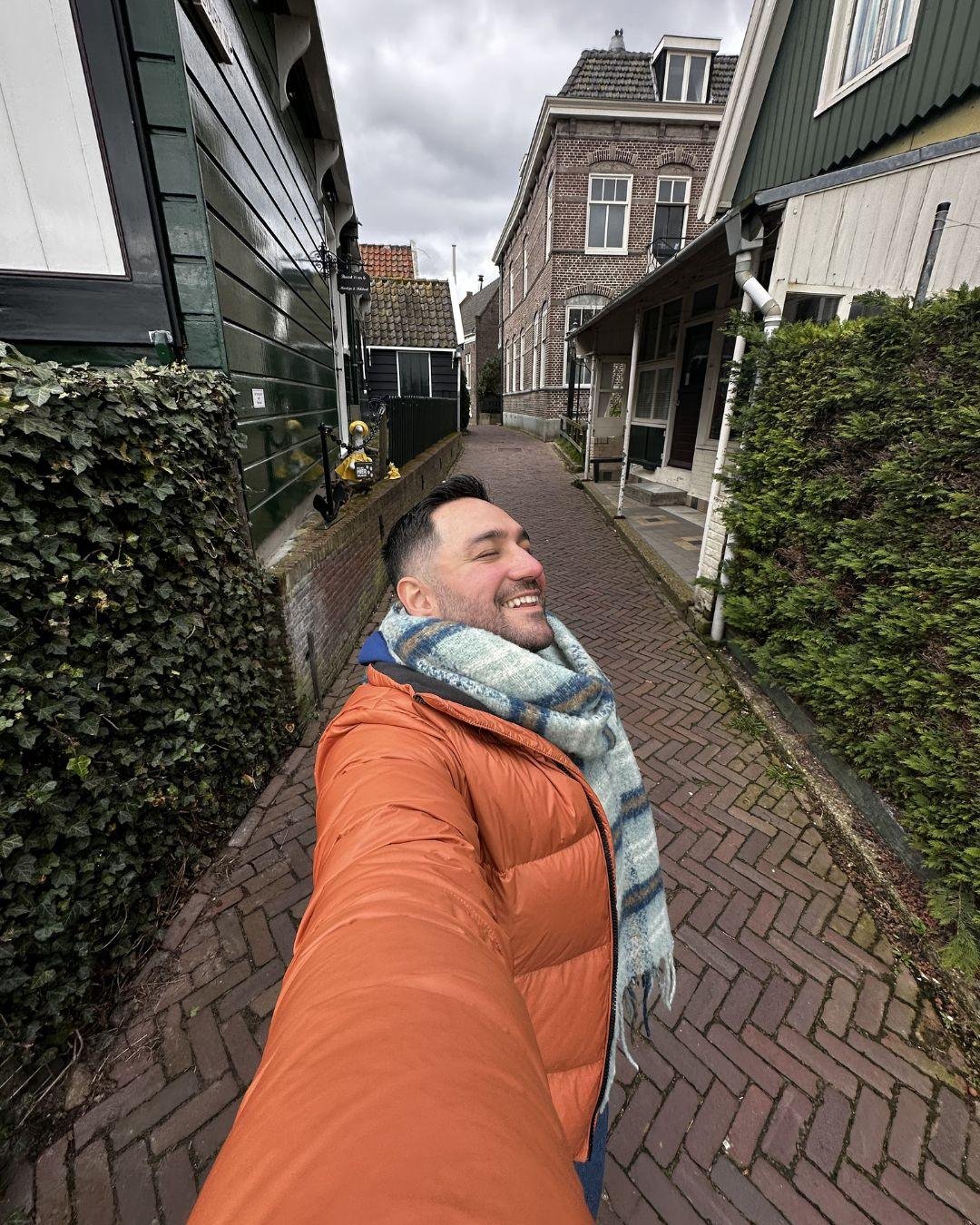 Amsterdam Köyleri: Giethoorn, Zaanse Schans, Volendam, Marken Marken dar sokaklarında yürüyüş – sessiz ve nostaljik Hollanda balıkçı kasabası atmosferi